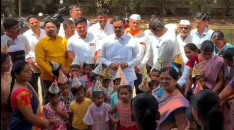 जिल्हा परिषद शाळांमध्ये नवचैतन्य ! नव्या शैक्षणिक वर्षाचे उत्साहात स्वागत !! विद्यार्थ्यांच्या सर्वांगीण विकासासाठी पालकांचे सहकार्य महत्त्वाचे : विक्रम खुटवड